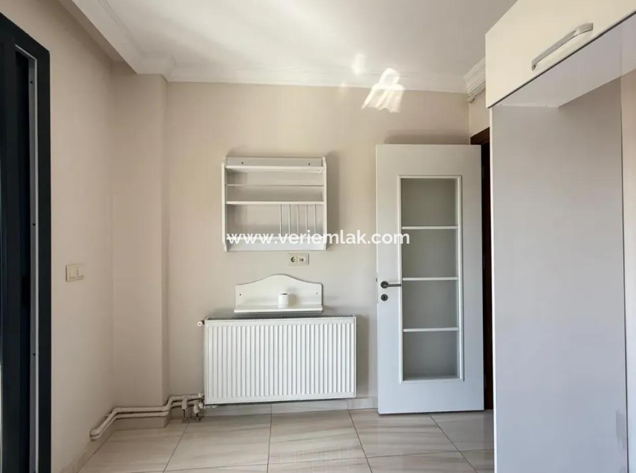 Seferihisar’ın En Sevilen Sokağında, Masrafsız Ve Krediye Uygun Satılık 2+1 Daire