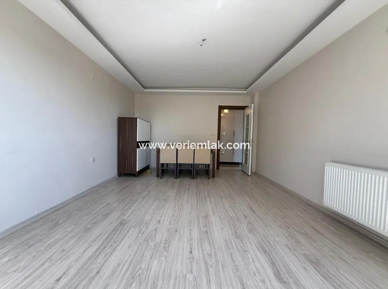 Seferihisar’ın En Sevilen Sokağında, Masrafsız Ve Krediye Uygun Satılık 2+1 Daire