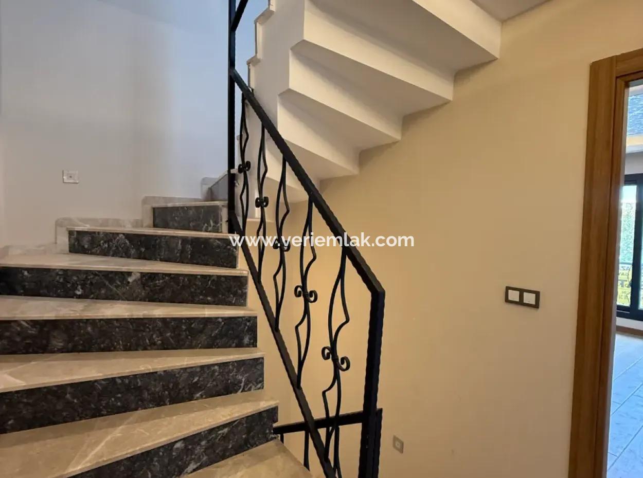 Seferihisar Hıdırlık Mahallesinde Yatırıma Ve Oturuma Uygun 3+1 Villa