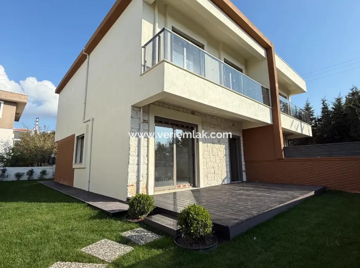 Seferihisar Tepecik’te Butik Site İçerisinde, Peyzajı Hazır Satılık 3+1 Villa