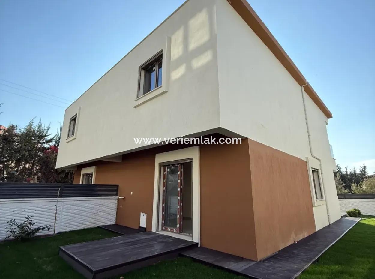 Seferihisar Tepecik’te Butik Site İçerisinde, Peyzajı Hazır Satılık 3+1 Villa