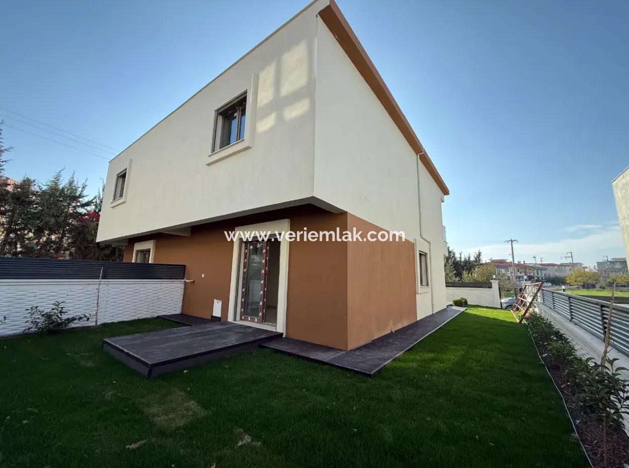 Seferihisar Tepecik’te Butik Site İçerisinde, Peyzajı Hazır Satılık 3+1 Villa