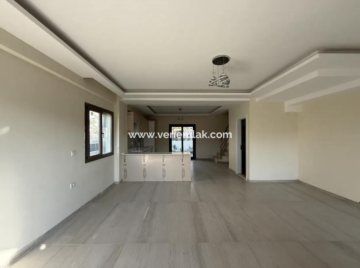 Seferihisar Tepecik’te Butik Site İçerisinde, Peyzajı Hazır Satılık 3+1 Villa