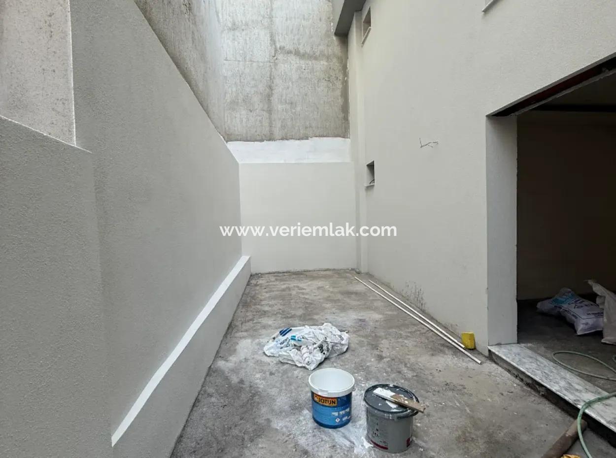 Seferihisar Hıdırlık’ta Kent Merkezinde Teraslı Ve Avlulu Müstakil Dubleks Villa