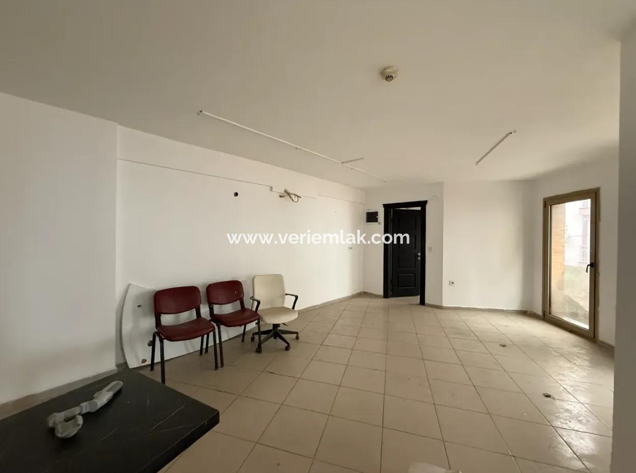 Seferihisar Kent Merkezinde – Pazaryeri Girişinde Kiralık Ofis / İşyeri