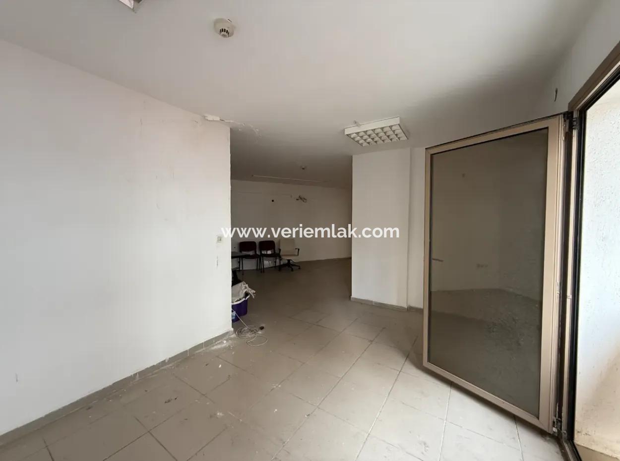 Seferihisar Kent Merkezinde – Pazaryeri Girişinde Kiralık Ofis / İşyeri