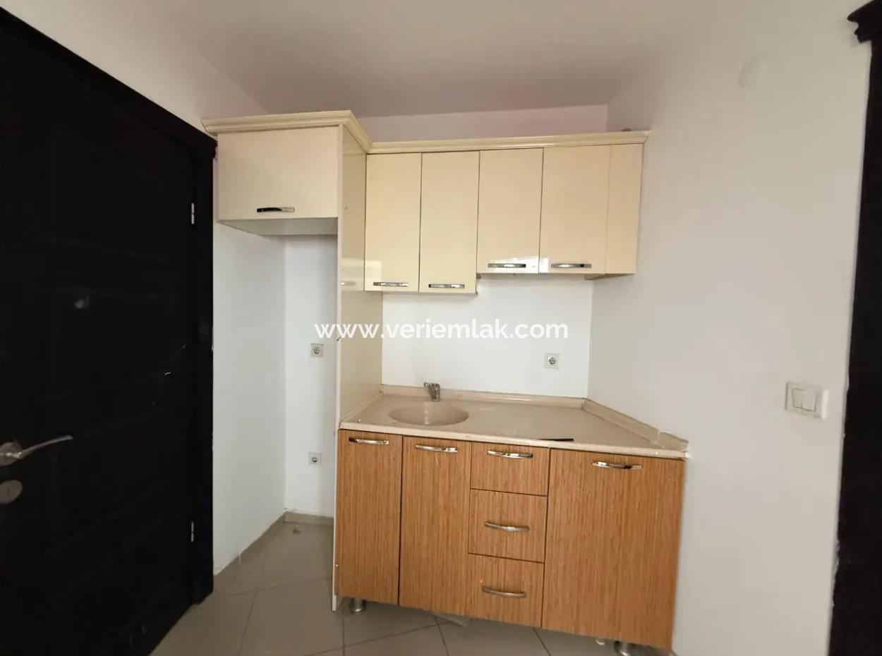 Seferihisar Kent Merkezinde – Pazaryeri Girişinde Kiralık Ofis / İşyeri