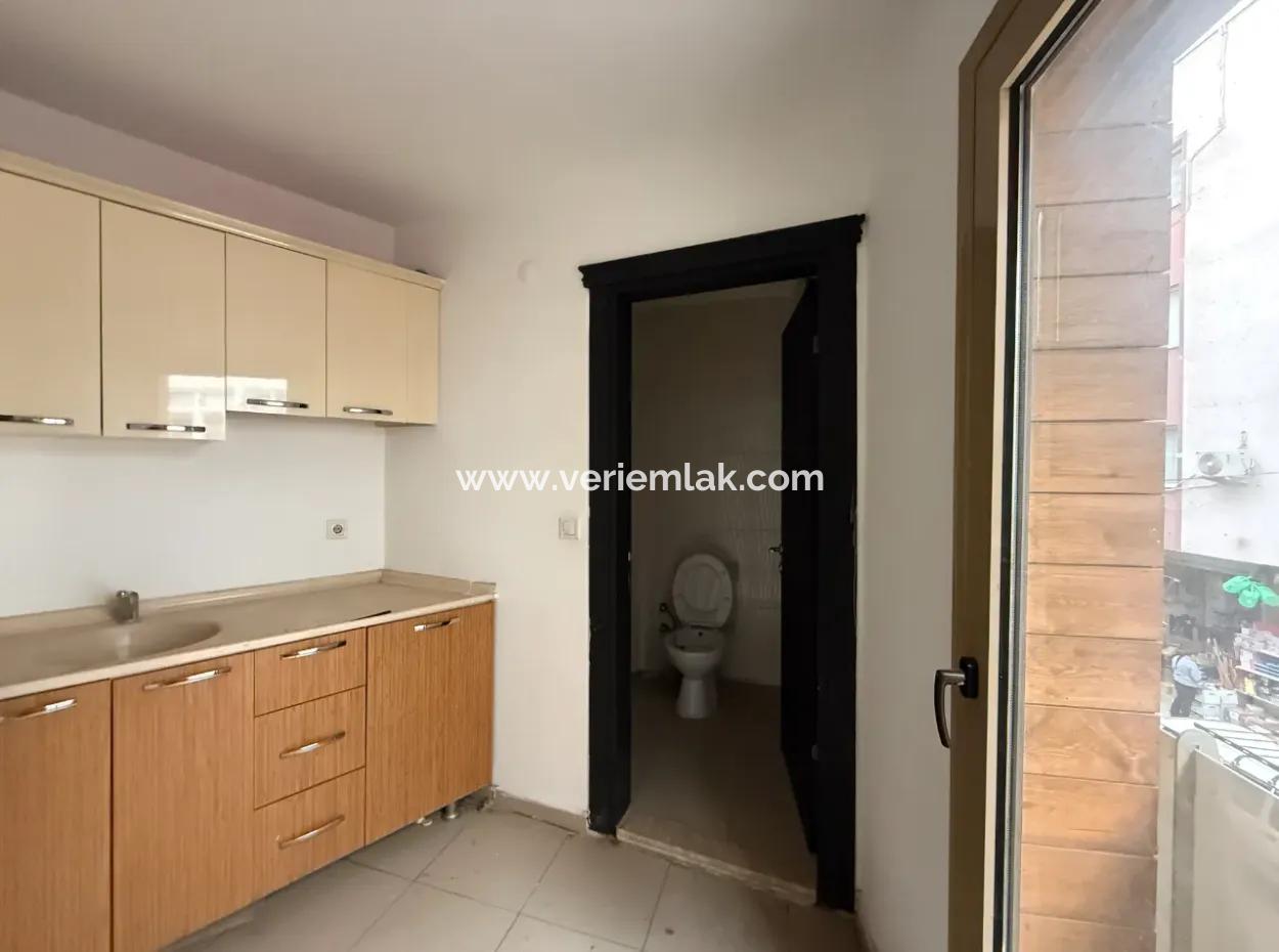 Seferihisar Kent Merkezinde – Pazaryeri Girişinde Kiralık Ofis / İşyeri