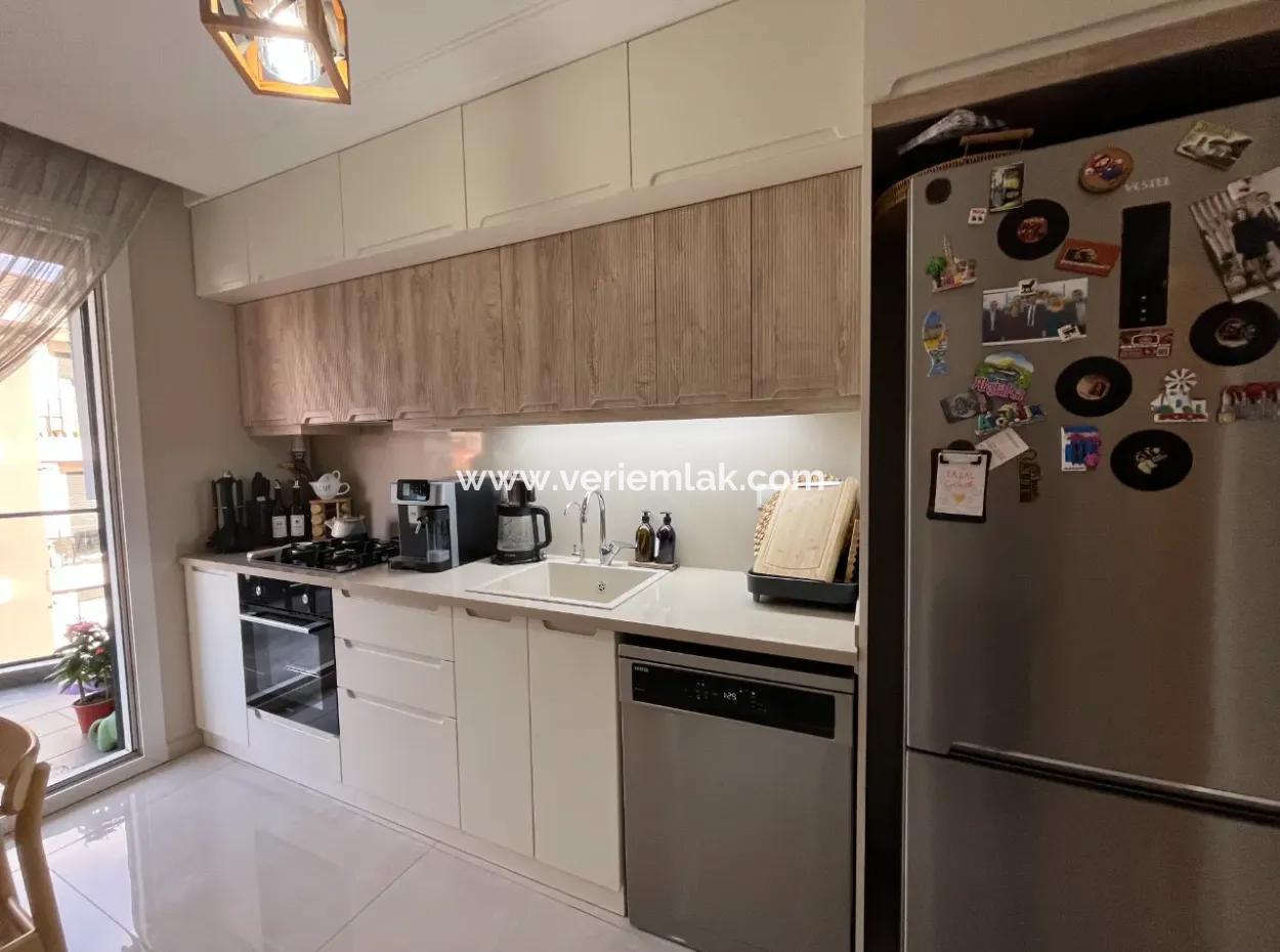 Seferihisar Camikebir Mahallesi – İklımkent Sitesi - Havuzlu, Modern Ve Ferah 2+1 Daire