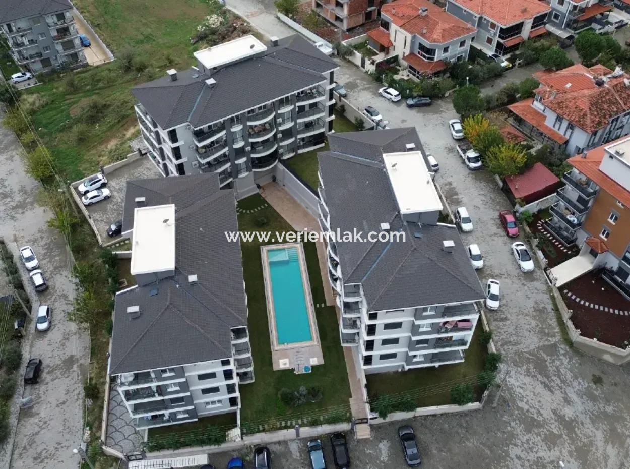 Seferihisar Camikebir Mahallesi – İklımkent Sitesi - Havuzlu, Modern Ve Ferah 2+1 Daire