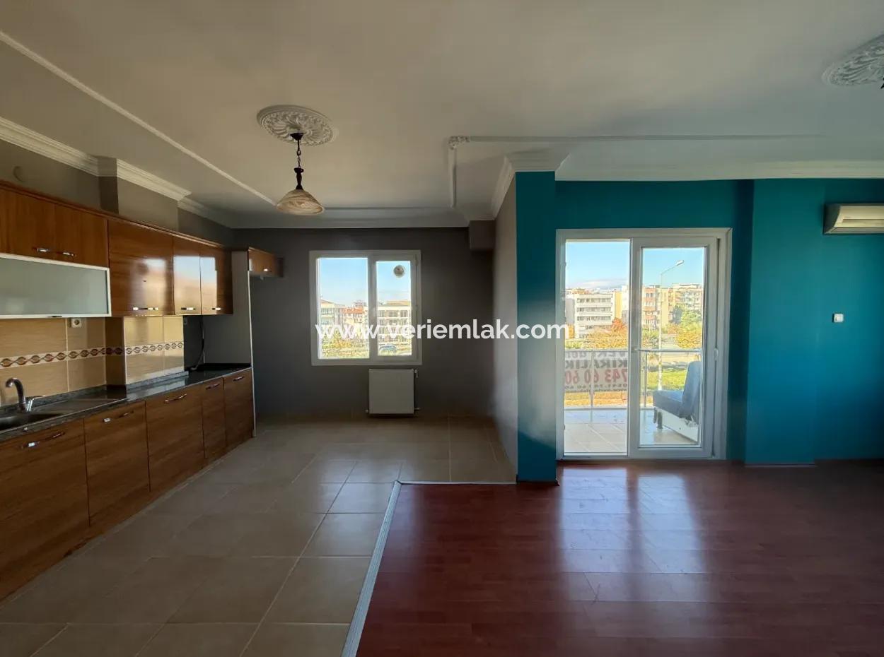 Seferihisar İzmir Caddesi Üzerinde Yeşil Alan Cepheli • Satılık 3+1 Daire