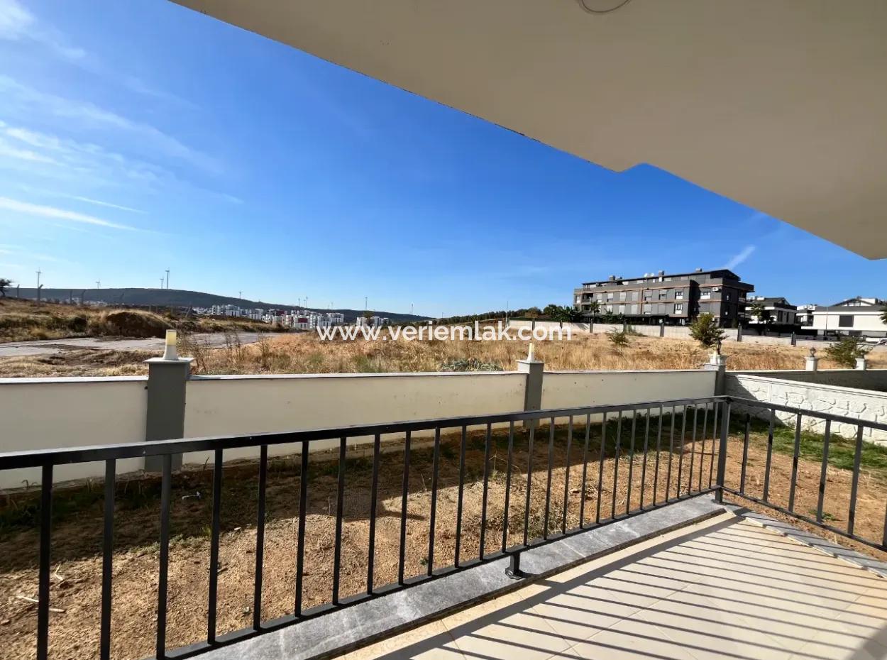 Seferihisar Gözsüzler Caddesi Üzerinde 2+1 Bahçe Kullanımlı Daire