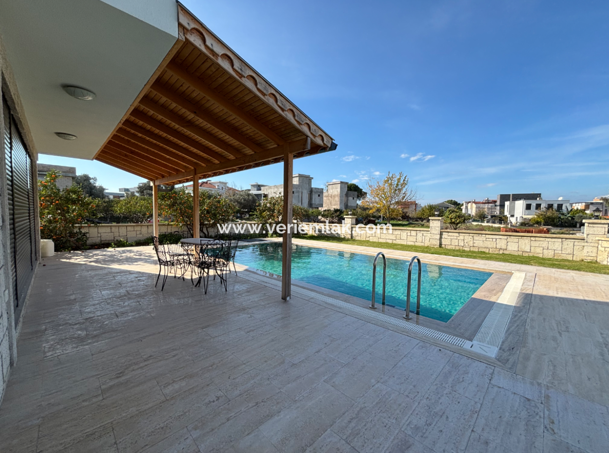 Sığacık’ta Havuzlu 3 Oda 1 Salon Satılık Müstakil Villa