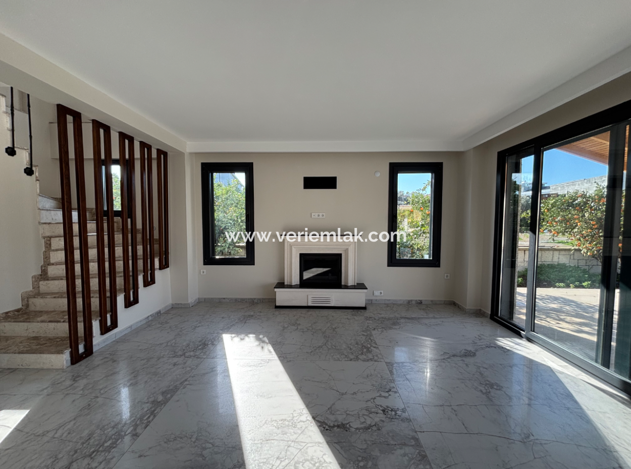 Sığacık’ta Havuzlu 3 Oda 1 Salon Satılık Müstakil Villa