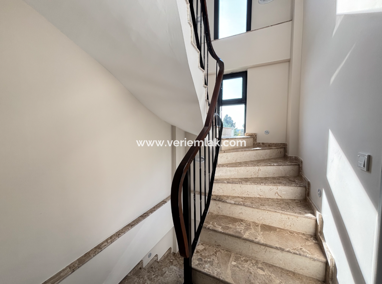 Sığacık’ta Havuzlu 3 Oda 1 Salon Satılık Müstakil Villa