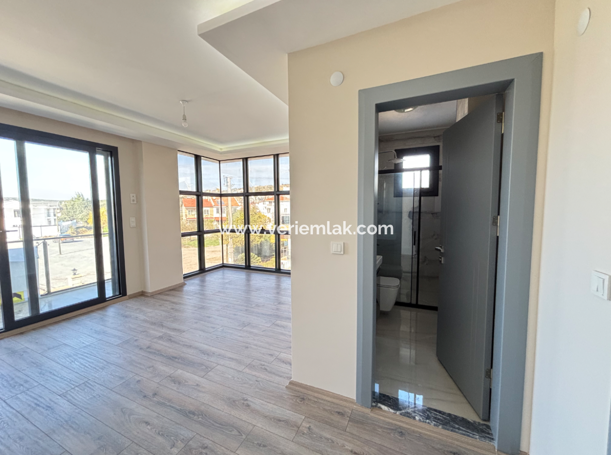 Sığacık’ta Havuzlu 3 Oda 1 Salon Satılık Müstakil Villa