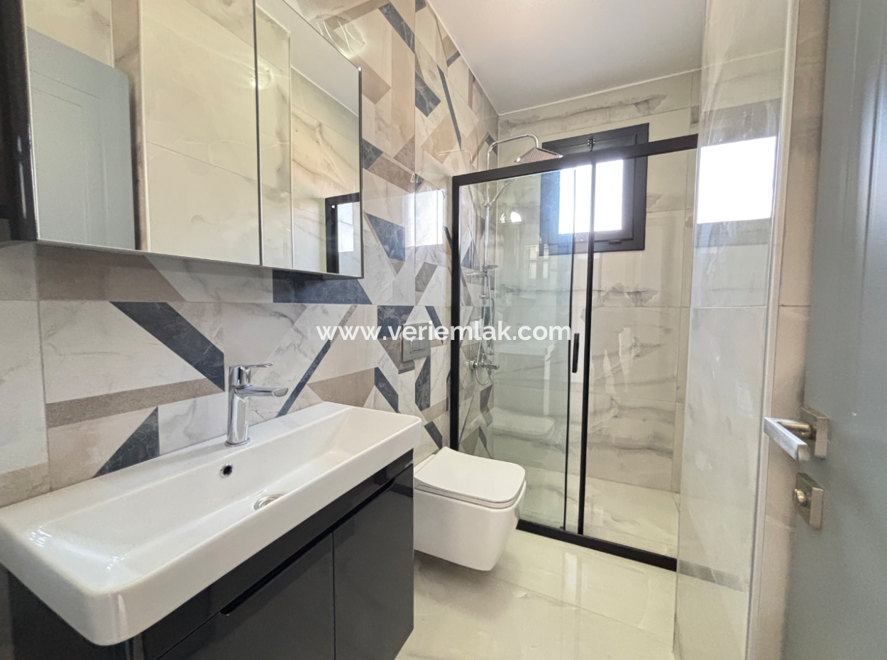 Sığacık’ta Havuzlu 3 Oda 1 Salon Satılık Müstakil Villa