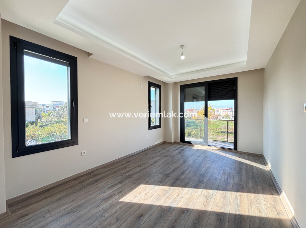 Sığacık’ta Havuzlu 3 Oda 1 Salon Satılık Müstakil Villa