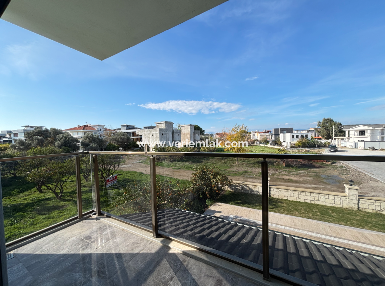 Sığacık’ta Havuzlu 3 Oda 1 Salon Satılık Müstakil Villa