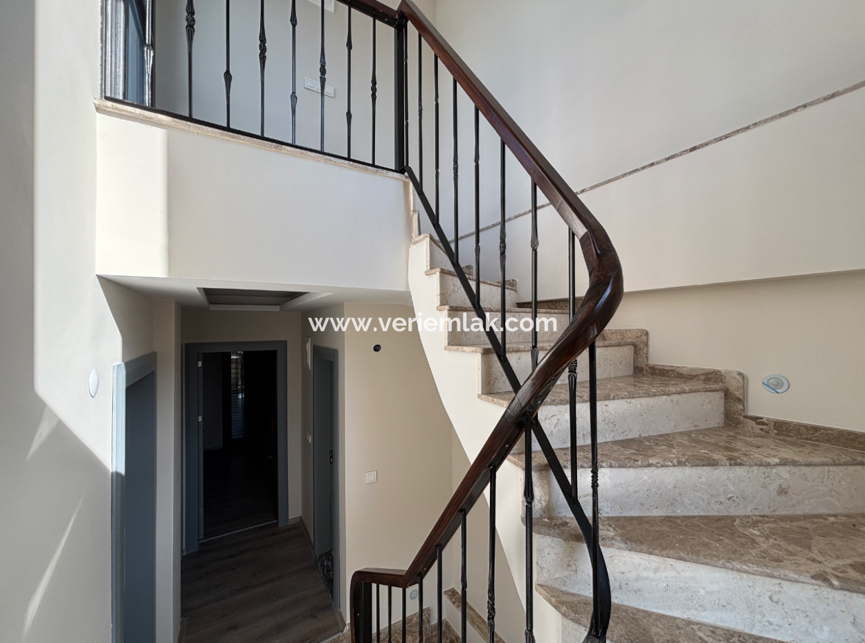 Sığacık’ta Havuzlu 3 Oda 1 Salon Satılık Müstakil Villa