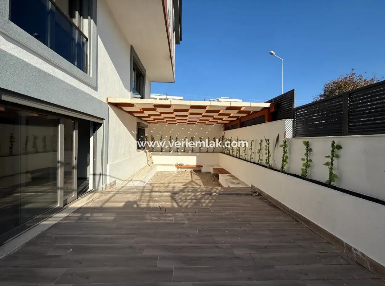 Seferihisar Gözsüzler’de Köşe Parsel 4+2 Lüks Villa!