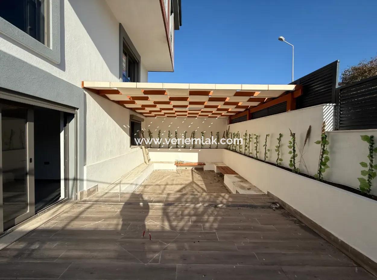 Seferihisar Gözsüzler’de Köşe Parsel 4+2 Lüks Villa!