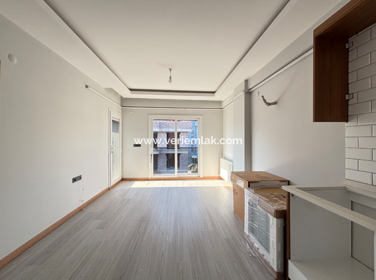 Seferihisar Camikebir Mahallesinde Balkonlu Satılık 2+1 Daire