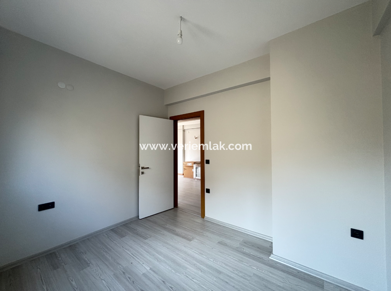 Seferihisar Camikebir Mahallesinde Balkonlu Satılık 2+1 Daire