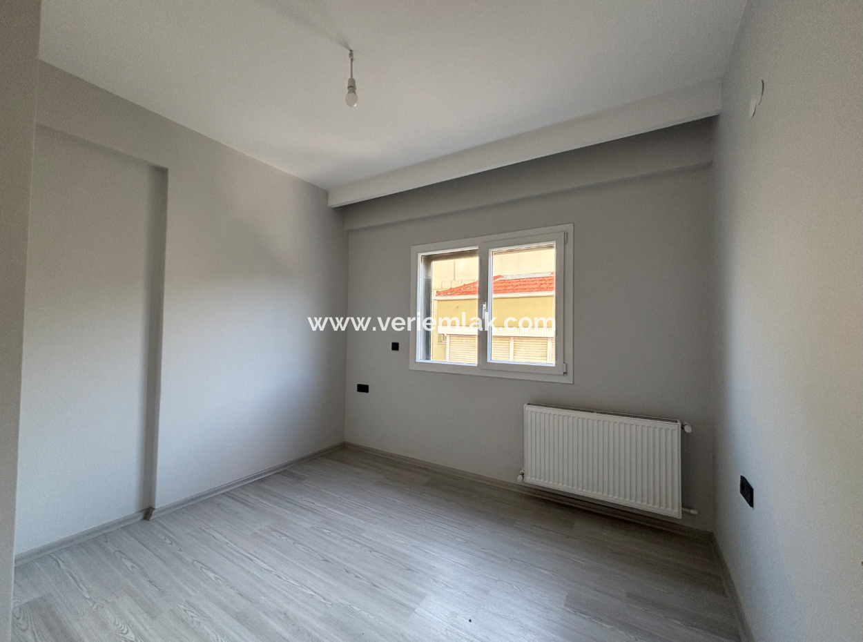 Seferihisar Camikebir Mahallesinde Balkonlu Satılık 2+1 Daire