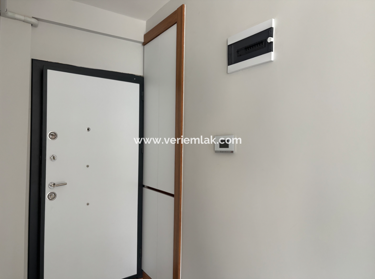 Seferihisar Camikebir Mahallesinde Balkonlu Satılık 2+1 Daire