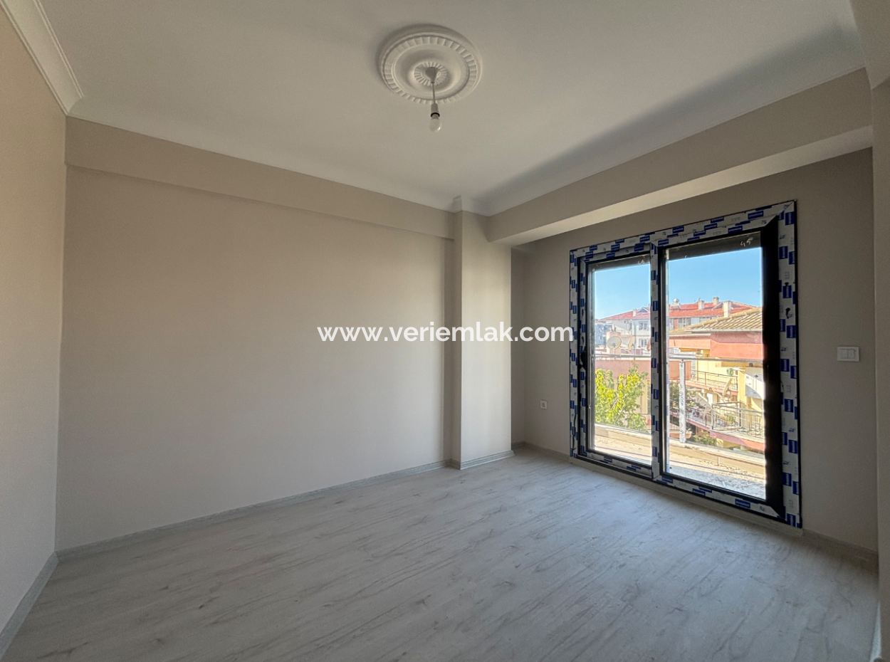Seferihisar Camikebir Mahallesinde Kombi, Balkon Satılıl 1+1 Daire