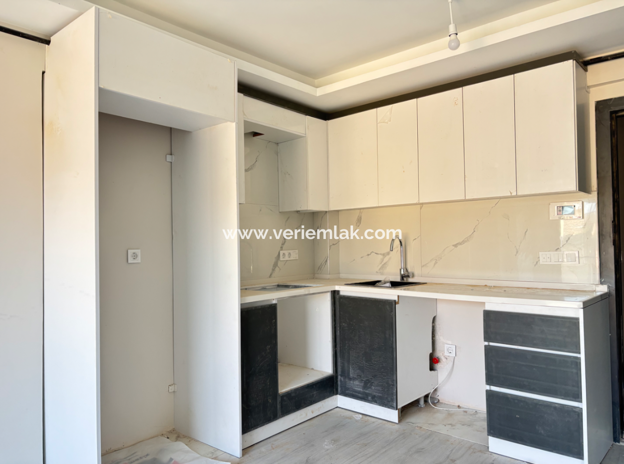 Seferihisar Camikebir Mahallesinde Kombi, Balkon Satılıl 1+1 Daire