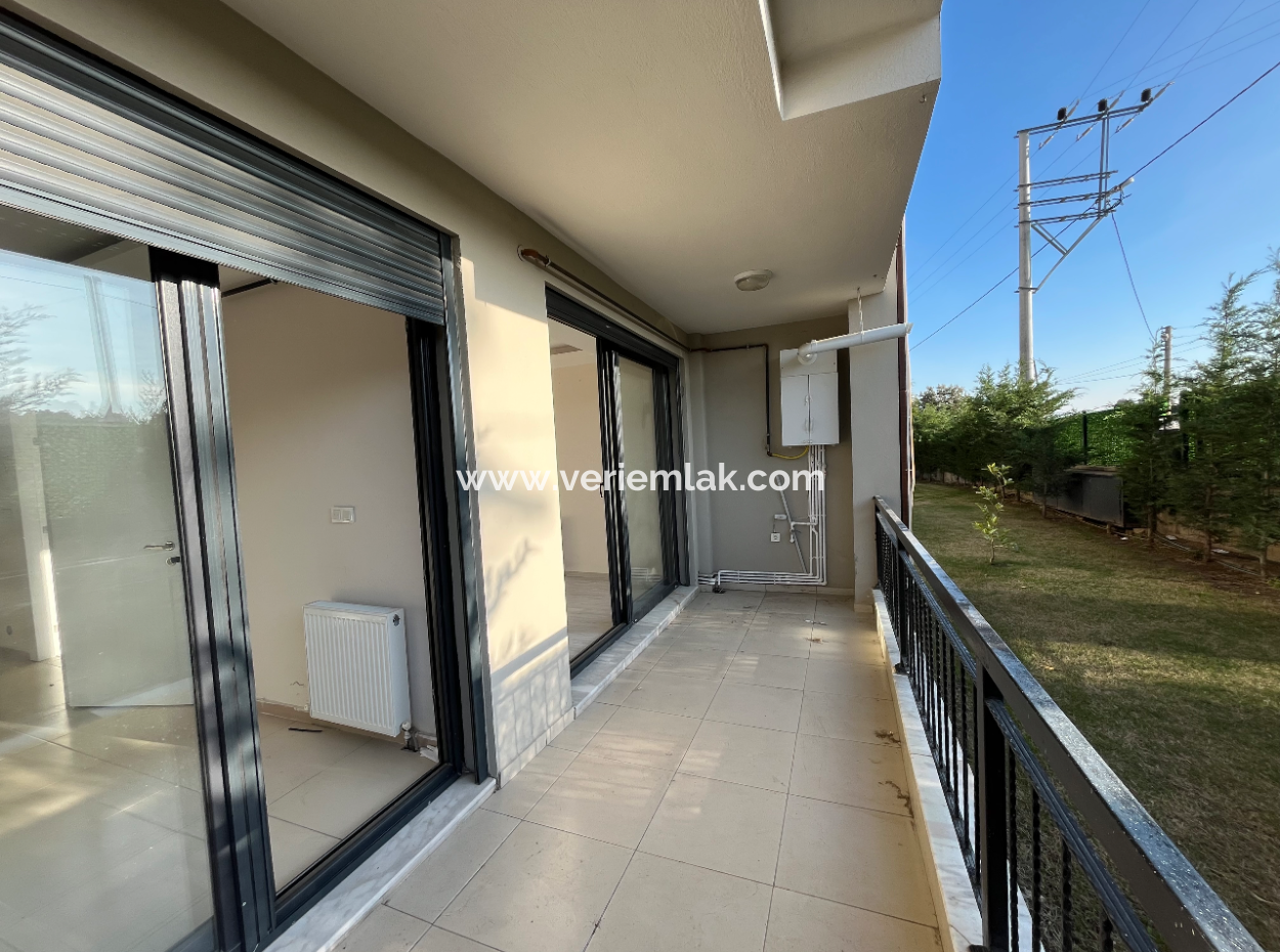 Seferihisar Camikebir – Gözsüzler Caddesinde Havuzlu Sitede Lüks Daire