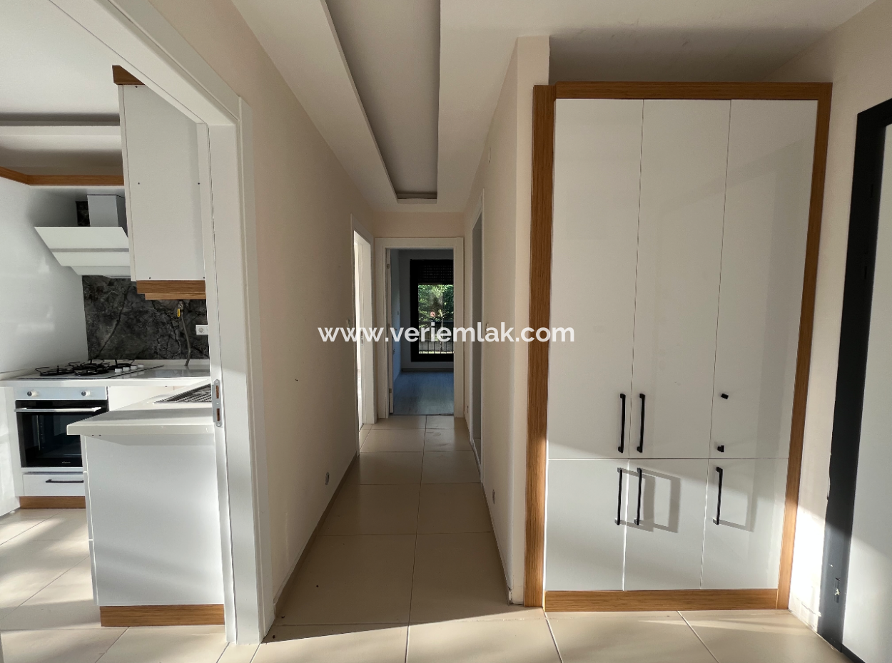 Seferihisar Camikebir – Gözsüzler Caddesinde Havuzlu Sitede Lüks Daire