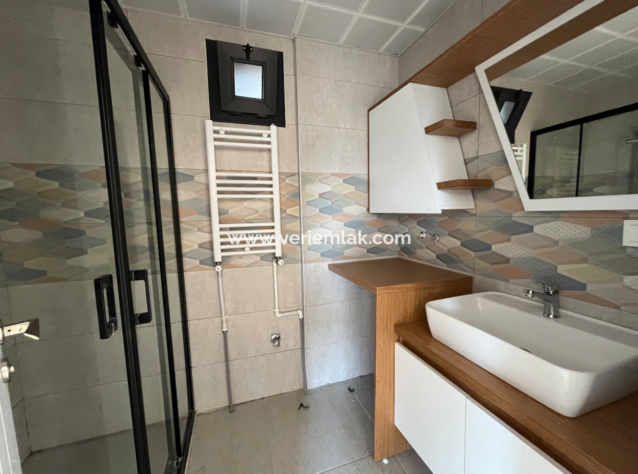 Seferihisar Camikebir – Gözsüzler Caddesinde Havuzlu Sitede Lüks Daire