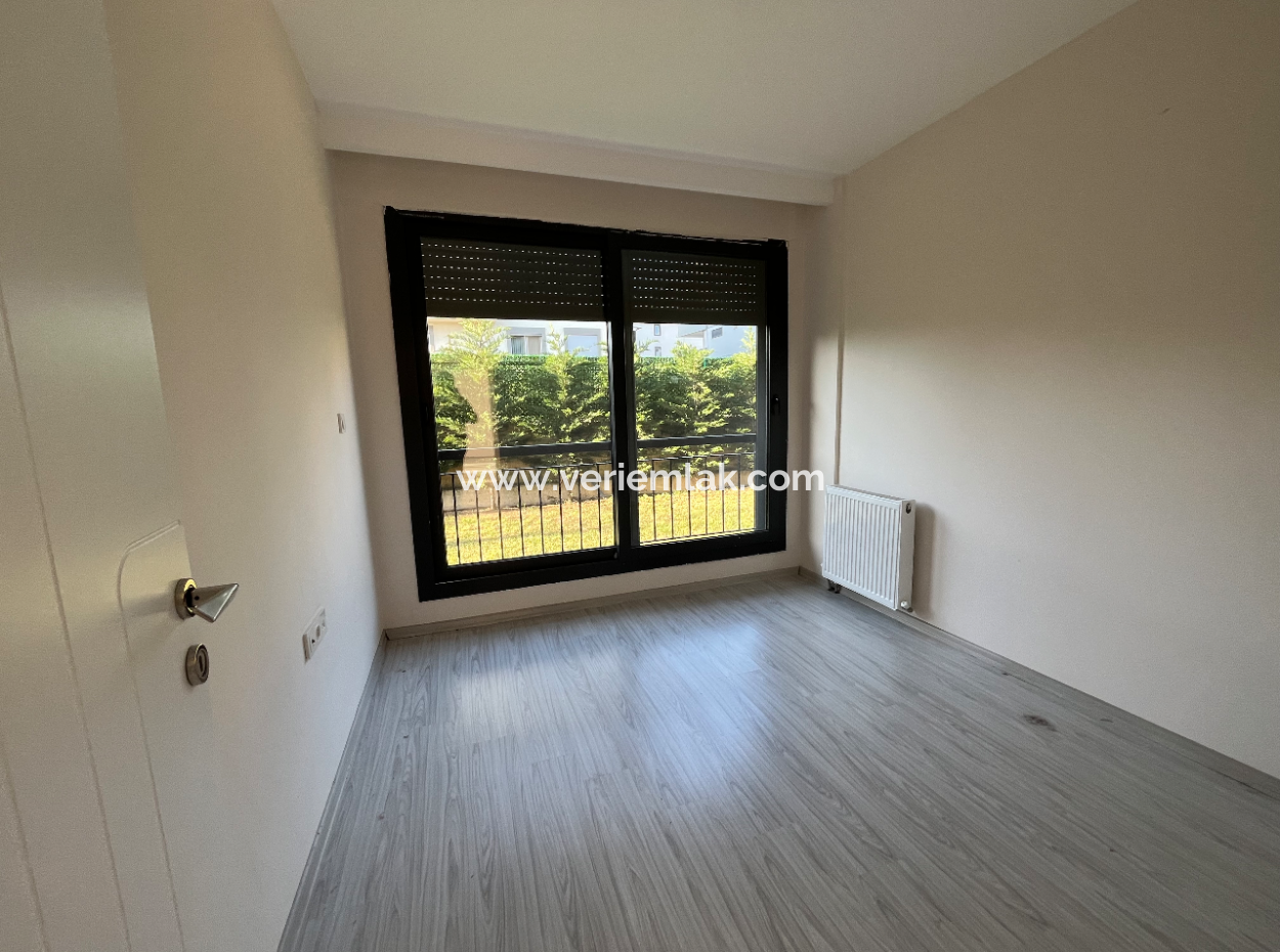 Seferihisar Camikebir – Gözsüzler Caddesinde Havuzlu Sitede Lüks Daire