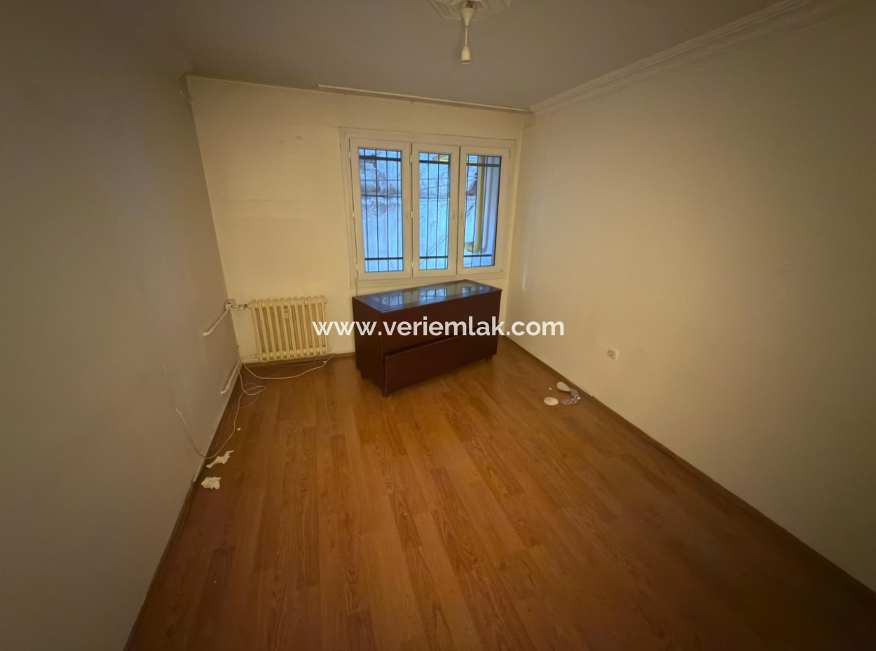 Küçükyalı'da 3+1 Geniş Balkonlu Ara Kat Yalı Dairesi