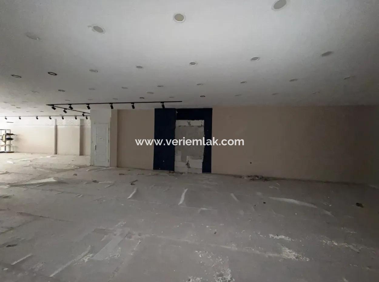 Seferihisar Ana Cadde Üzerinde Cam Vitrinli 350 M² Kiralık Dükkân