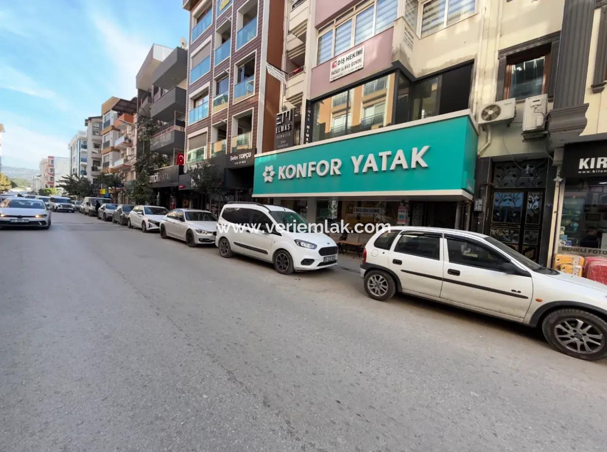 Seferihisar Ana Cadde Üzerinde Cam Vitrinli 350 M² Kiralık Dükkân