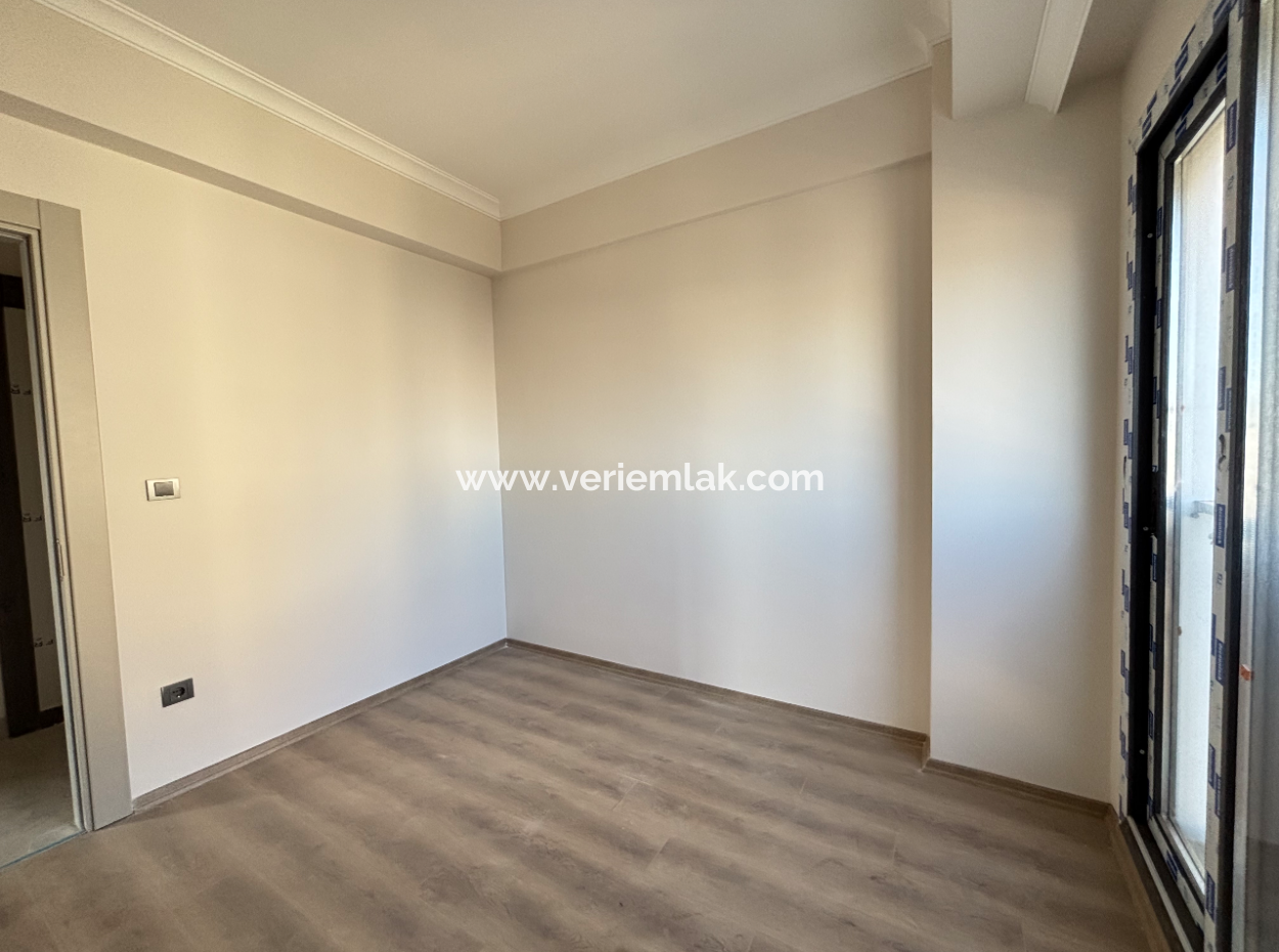 Seferihisar Camikebir’de Site İçinde Satılık 2+1 Daire