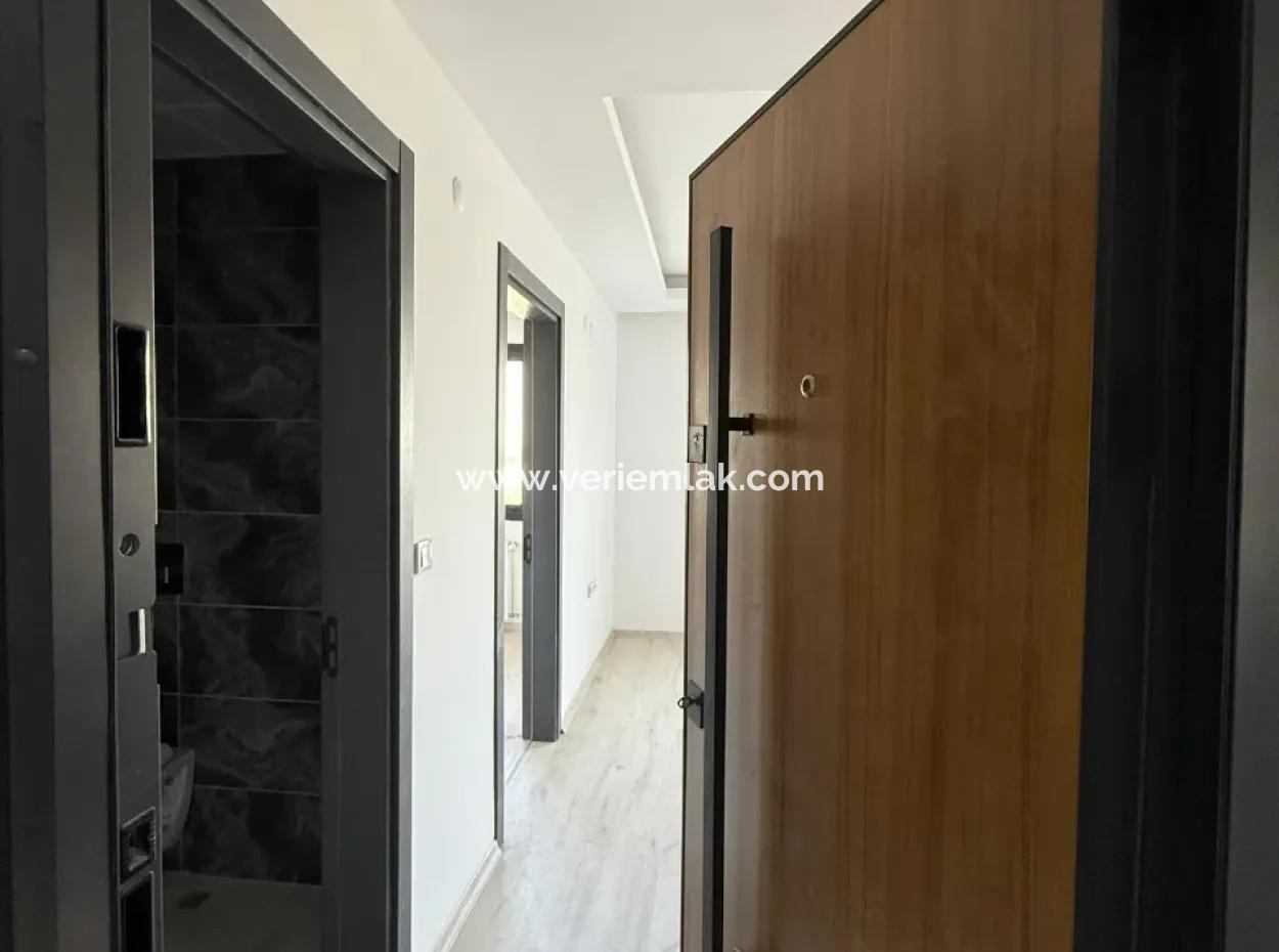 Seferihisar Çolakibrahim Bey'de Site İçinde Satılık 1+1 Daire