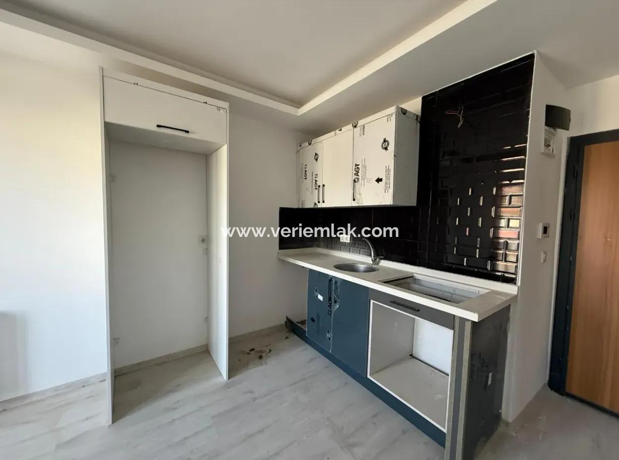 Seferihisar Çolakibrahim Bey'de Site İçinde Satılık 1+1 Daire