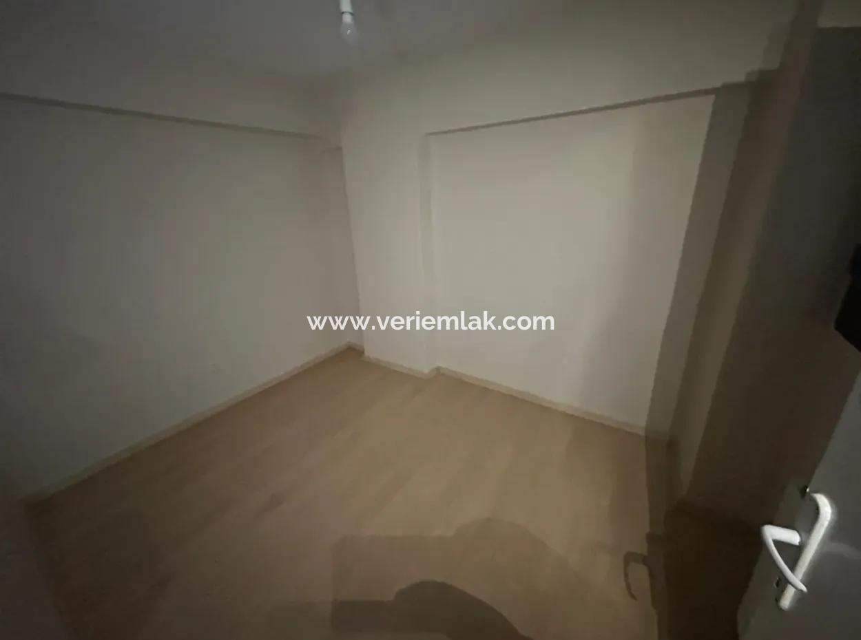 Alsancak’ta Bahçeli Ve Kapalı Otoparklı Merkezi Konumda Şık 2+1 Kiralık Daire