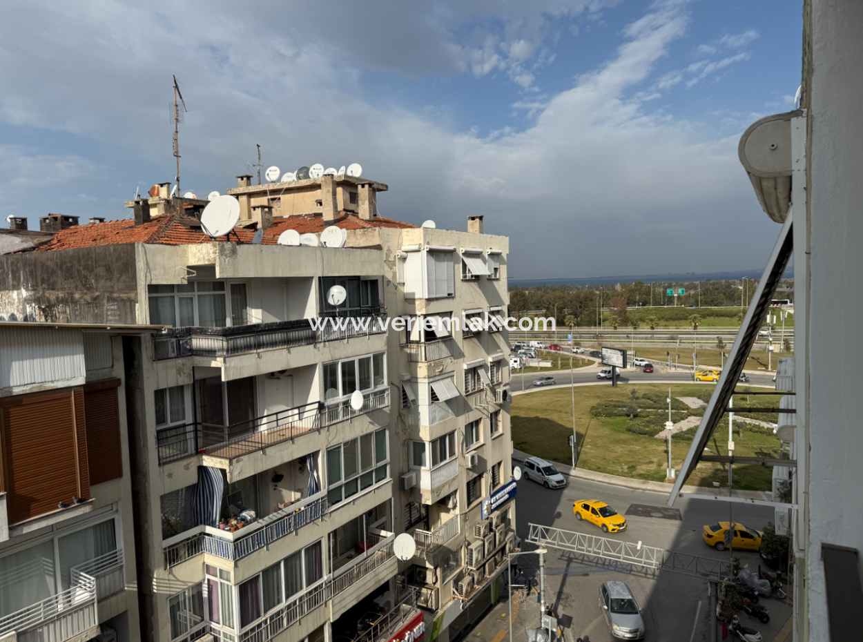 Balçova Ata Caddesi Girişi Full Tadilatlı Asansörlü Ferah Daire