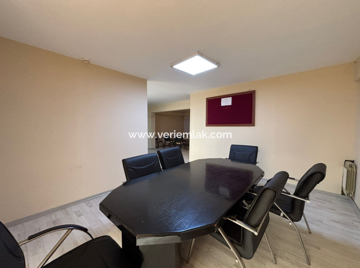 Basmanede 4 Ofis 1 Dükkan 8 Depo 1000M2 Satılık İş Yeri!