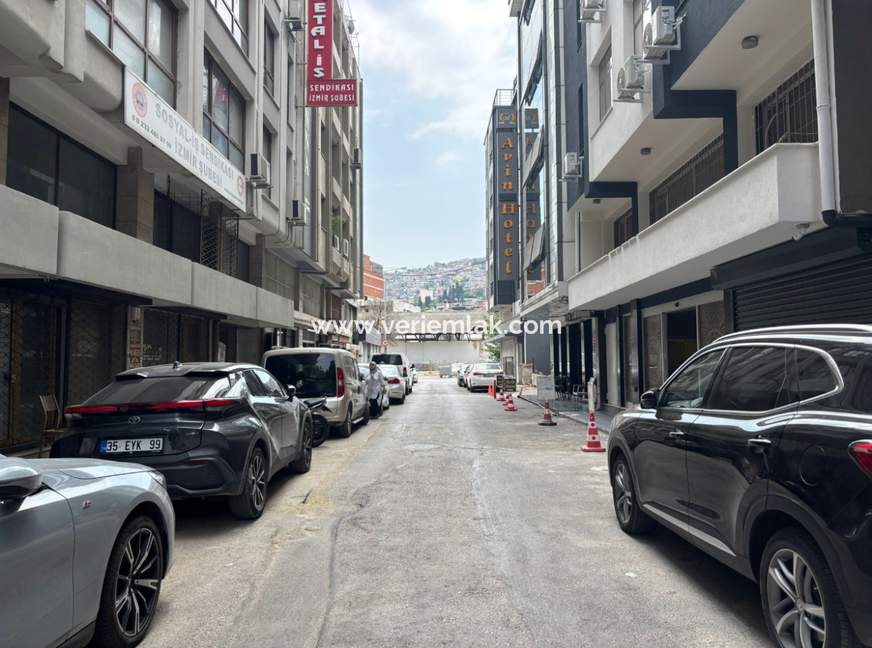 Basmanede 4 Ofis 1 Dükkan 8 Depo 1000M2 Satılık İş Yeri!