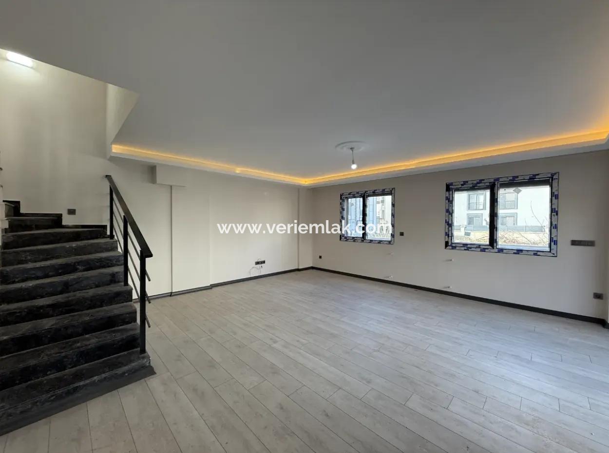 Villalar Bölgesinde Bahçeli 3+1 Konforlu Villa