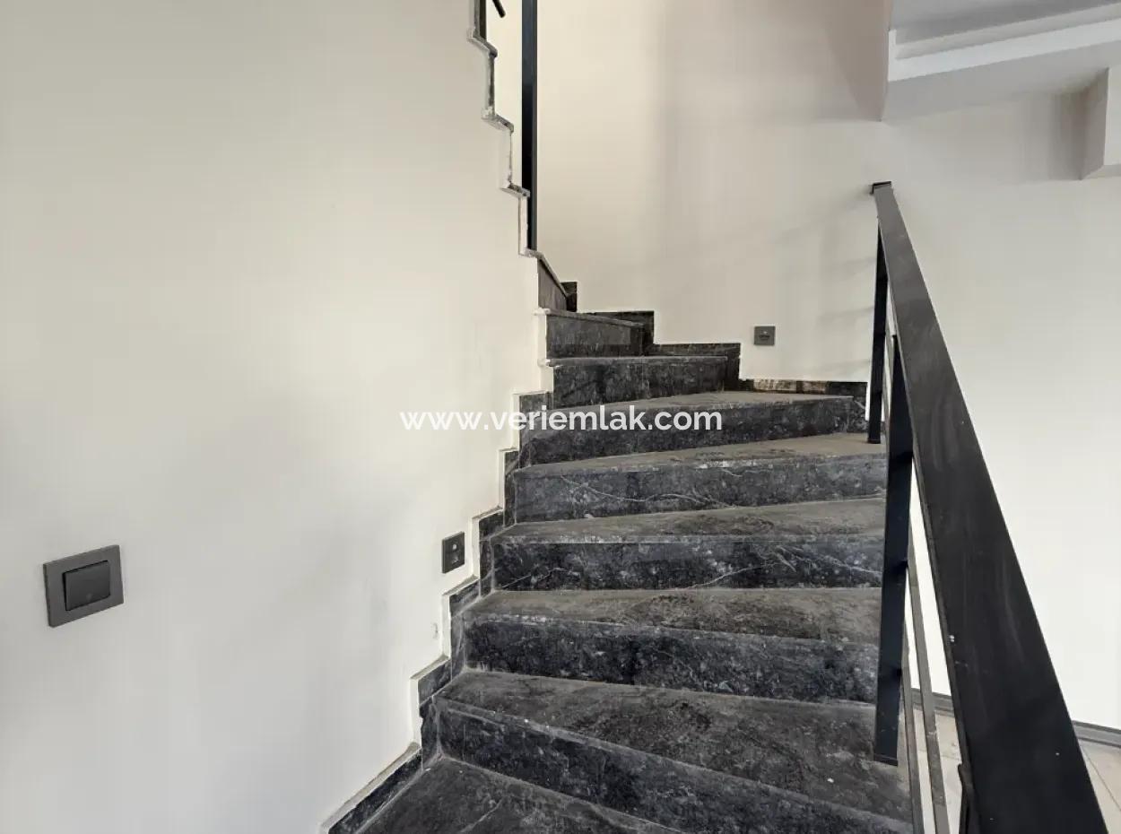 Villalar Bölgesinde Bahçeli 3+1 Konforlu Villa