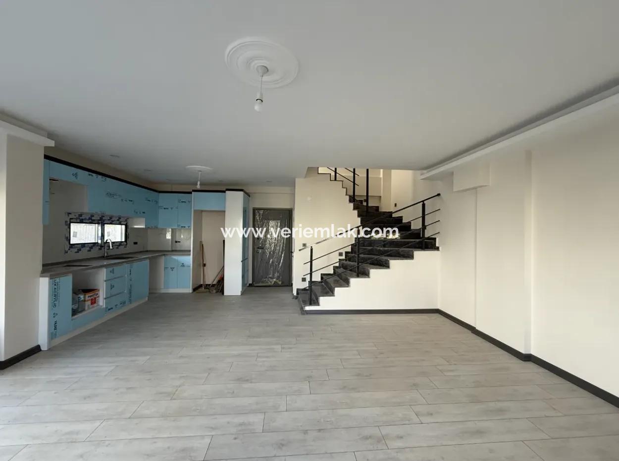 Villalar Bölgesinde Bahçeli 3+1 Konforlu Villa