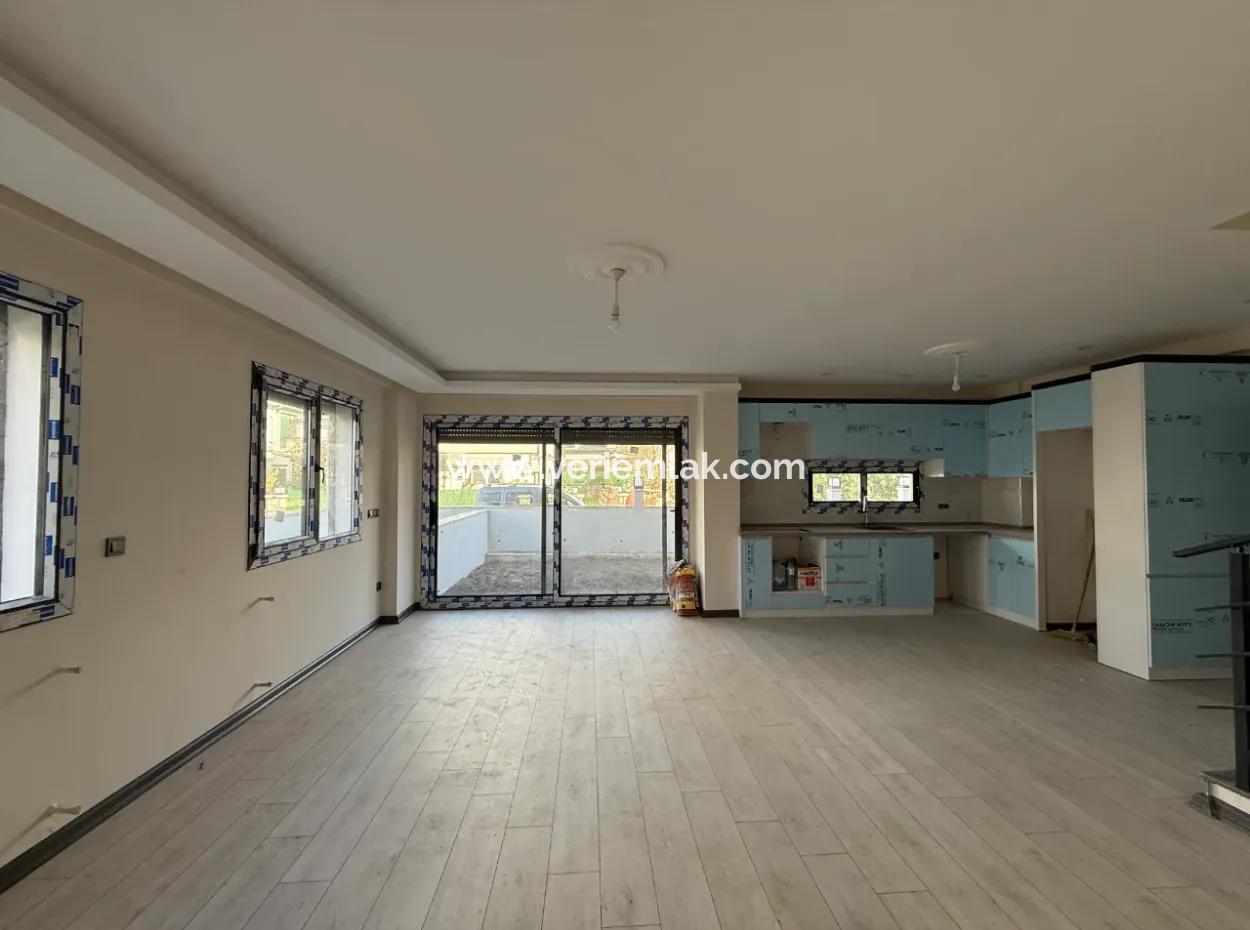 Villalar Bölgesinde Bahçeli 3+1 Konforlu Villa